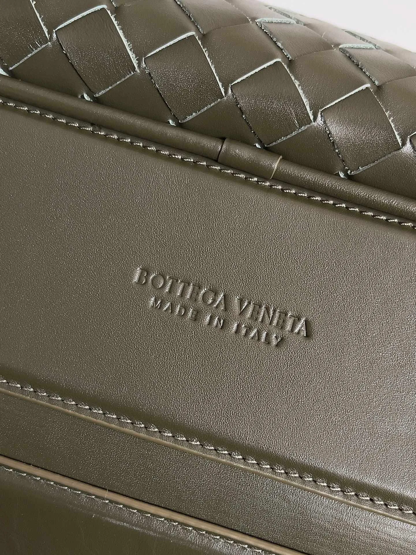 Batch 3960 Let's go on a trip✈️BOTTEGA VENETA men's travel bag is no heavier than a suitcase. The capacity and lightness of this travel bag are really suitable for short trips. The soft cow leather reduces the burden on the hands. The capacity is very nice. Style number: 765620 Size: 50*41*15cm